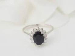 Bague solitaire en or blanc, diamants et saphir ovale
