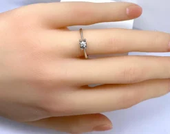 Bague solitaire en or blanc et diamants