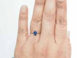 Bague solitaire en or blanc et saphir ovale