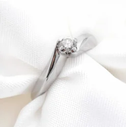 Bague solitaire en or blanc avec diamant