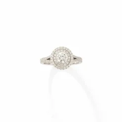 Bague solitaire en or blanc et ornée de diamants taille brillant.