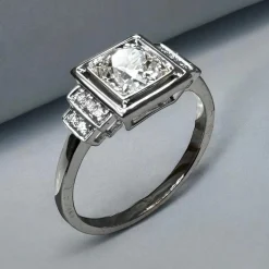 Bague solitaire en or blanc serti de diamants.