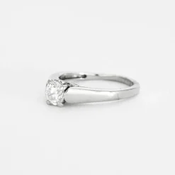 Bague solitaire en or blanc et diamant