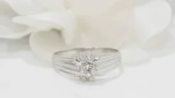 Bague solitaire en or blanc et diamant