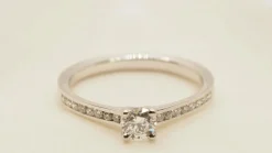 Bague solitaire en or blanc et diamant