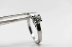 Bague solitaire en or blanc avec diamant de 0,750 carat