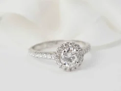Bague solitaire en or blanc et diamants 0.82ct