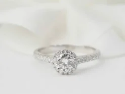Bague solitaire en or blanc et diamant
