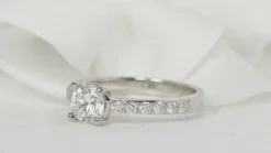 Bague solitaire en or blanc et diamant