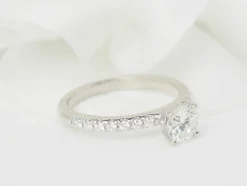 Bague solitaire en or blanc et diamants 0.65ct