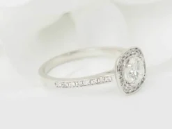 Bague solitaire en or blanc et diamants 0.68ct