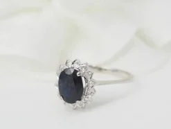 Bague solitaire en or blanc, diamants et saphir ovale