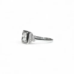 Bague solitaire en or blanc serti de diamants.