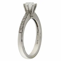 Bague solitaire en or blanc avec diamant central et diamants sur la tige