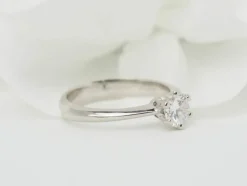 Bague solitaire en or blanc et diamant 0.53ct