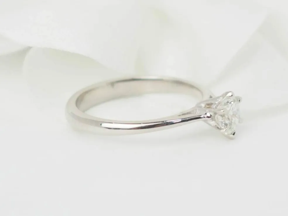 Bague solitaire en or blanc et diamant 0.58ct