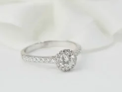 Bague solitaire en or blanc et diamant