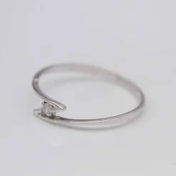 Bague solitaire en or blanc avec diamant central