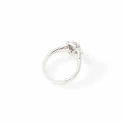 Bague solitaire en or blanc et ornée de diamants taille brillant.