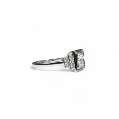 Bague solitaire en or blanc serti de diamants.