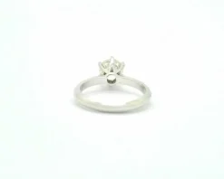 Bague solitaire en or blanc avec diamants