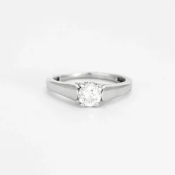 Bague solitaire en or blanc et diamant