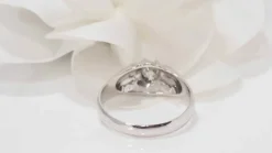 Bague solitaire en or blanc et diamant