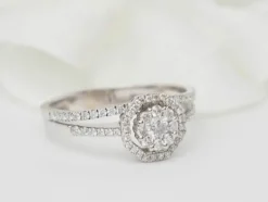 Bague solitaire en or blanc et diamants 0.66ct