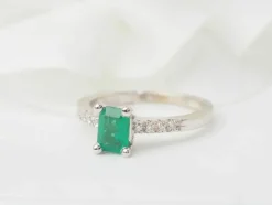 Bague solitaire en or blanc, émeraude et diamants