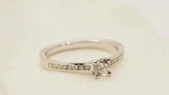 Bague solitaire en or blanc et diamant