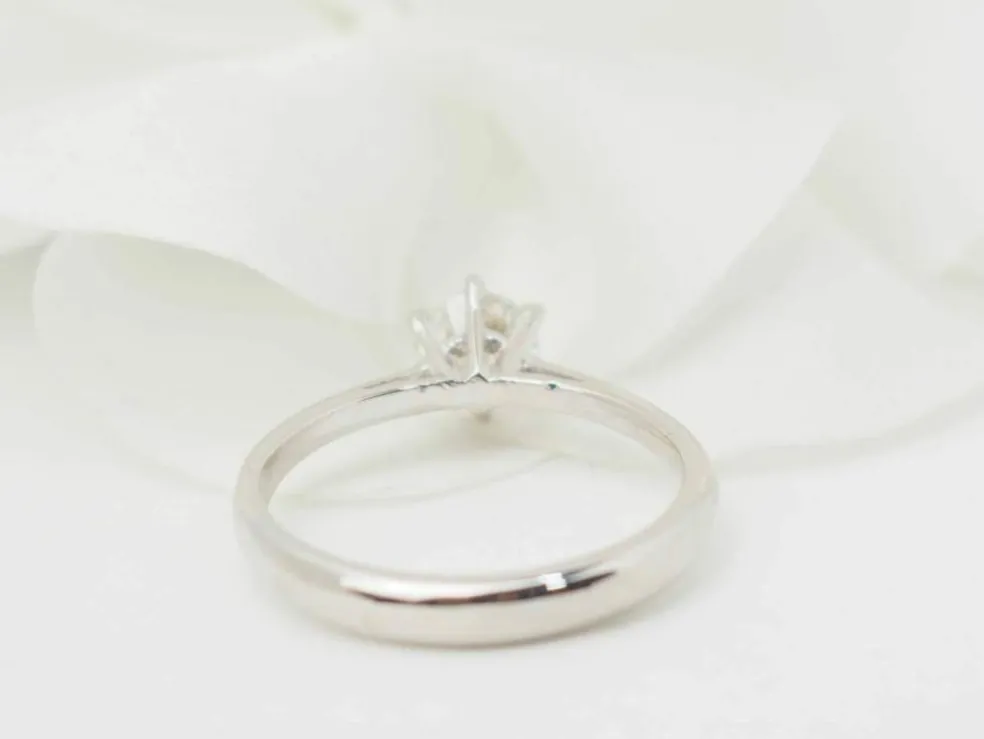 Bague solitaire en or blanc et diamant 0.58ct
