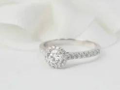 Bague solitaire en or blanc et diamant