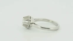 Bague solitaire en or blanc et diamant