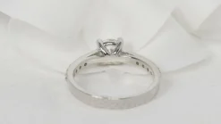 Bague solitaire en or blanc et diamant