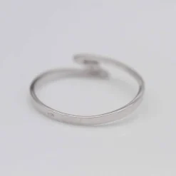 Bague solitaire en or blanc avec diamant central