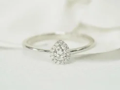 Bague solitaire en or blanc et diamants 0,15 ct en forme de poire