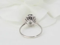 Bague solitaire en or blanc, diamants et saphir ovale