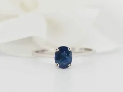 Bague solitaire en or blanc et saphir ovale