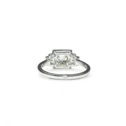 Bague solitaire en or blanc serti de diamants.