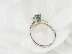 Bague solitaire en or blanc, émeraude et diamants