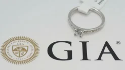 Bague solitaire en or blanc et diamant