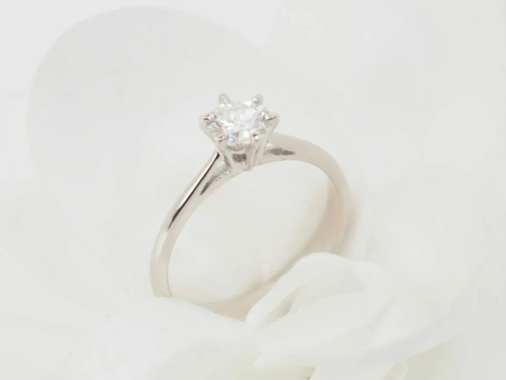 Bague solitaire en or blanc et diamant 0.58ct