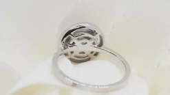 Bague solitaire en or blanc et diamant