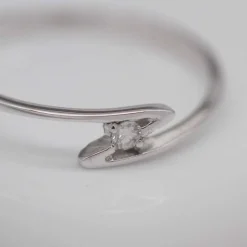Bague solitaire en or blanc avec diamant central