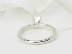 Bague solitaire en or blanc et diamants 0.65ct