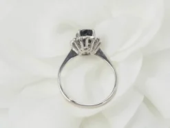 Bague solitaire en or blanc, diamants et saphir ovale