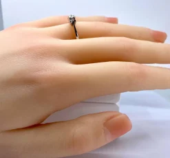 Bague solitaire en or blanc et diamants
