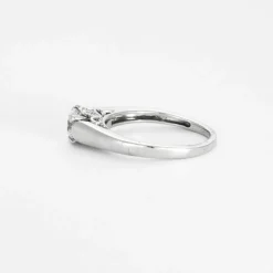 Bague solitaire en or blanc et diamant