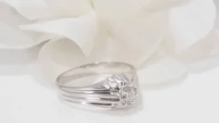 Bague solitaire en or blanc et diamant