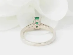 Bague solitaire en or blanc, émeraude et diamants